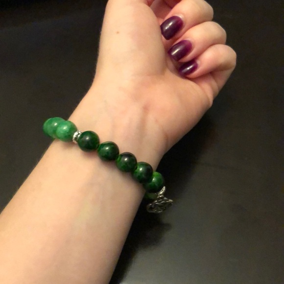 🌸Celtic Knot Charm Jade Stretch Bracelet - Picture 3 of 3